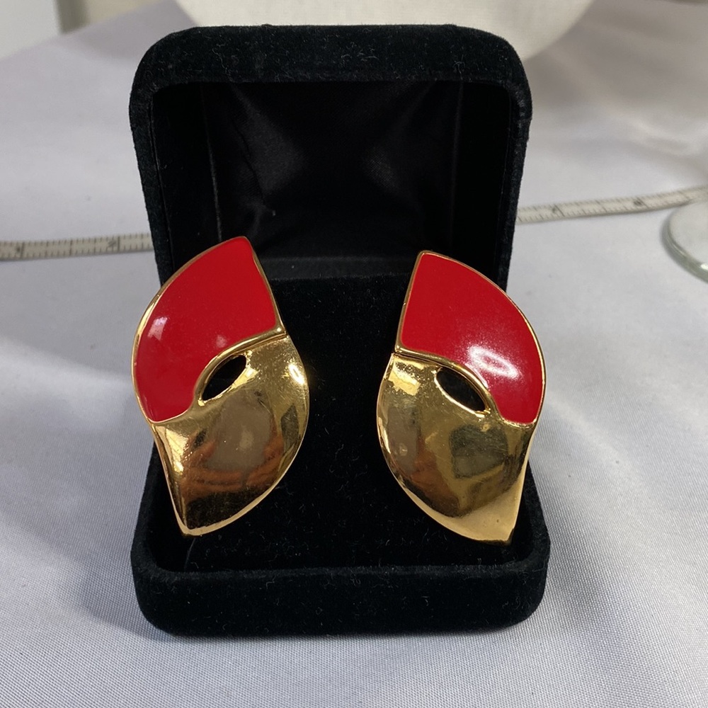 Chic retro 90’s red and Goldtone swoosh earrings